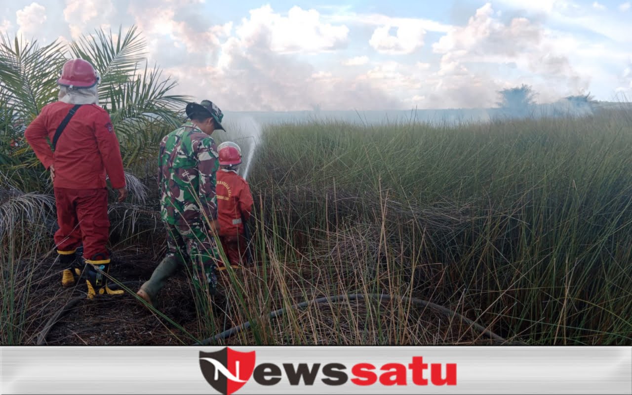 Babinsa Kodim 0402 OKI Bantu Padamkan Api