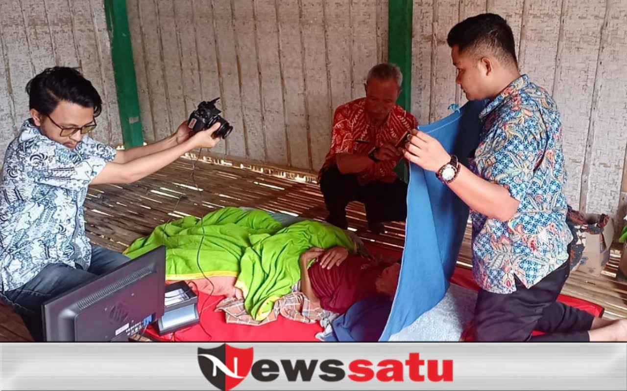 Disdukcapil Pamekasan Gerak Cepat, Rekam KTP-el Dua Lansia Lumpuh di Kacok