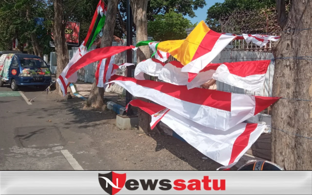 Jelang HUT RI Ke 77 Tahun, Penjual Bendera Mulai Bertengger di Probolinggo