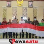Motivasi Kebangsaan, Bupati Bagikan Bendera Pada Warga Pamekasan