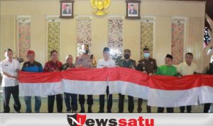 Motivasi Kebangsaan, Bupati Bagikan Bendera Pada Warga Pamekasan