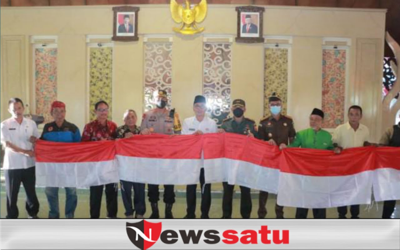 Motivasi Kebangsaan, Bupati Bagikan Bendera Pada Warga Pamekasan