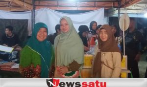 Pengunjung Pasar Malam Yon Zipur 10 Ajak Mantan Walikota Berfoto