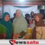 Pengunjung Pasar Malam Yon Zipur 10 Ajak Mantan Walikota Berfoto