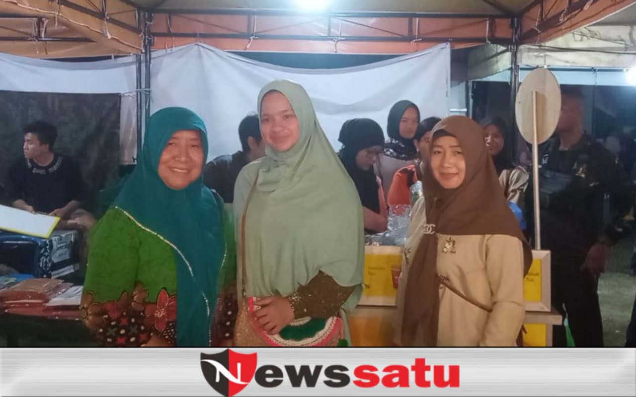 Pengunjung Pasar Malam Yon Zipur 10 Ajak Mantan Walikota Berfoto