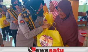 HUT Polwan Ke-74, Polres Pamekasan Bagikan Sembako untuk Warga Tak Mampu