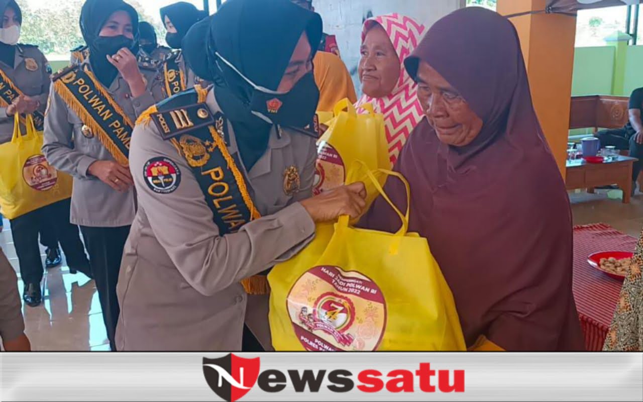 HUT Polwan Ke-74, Polres Pamekasan Bagikan Sembako untuk Warga Tak Mampu