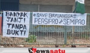 Sebuah Poster Tak Berijin Terpampang Depan Pemkot Probolinggo