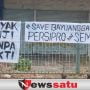 Sebuah Poster Tak Berijin Terpampang Depan Pemkot Probolinggo