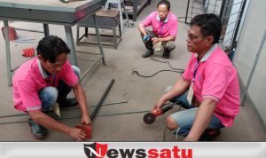 Babinsa Kodim 0402 OKI bersama Warga Sungai Ceper Belajar Pandai Besi
