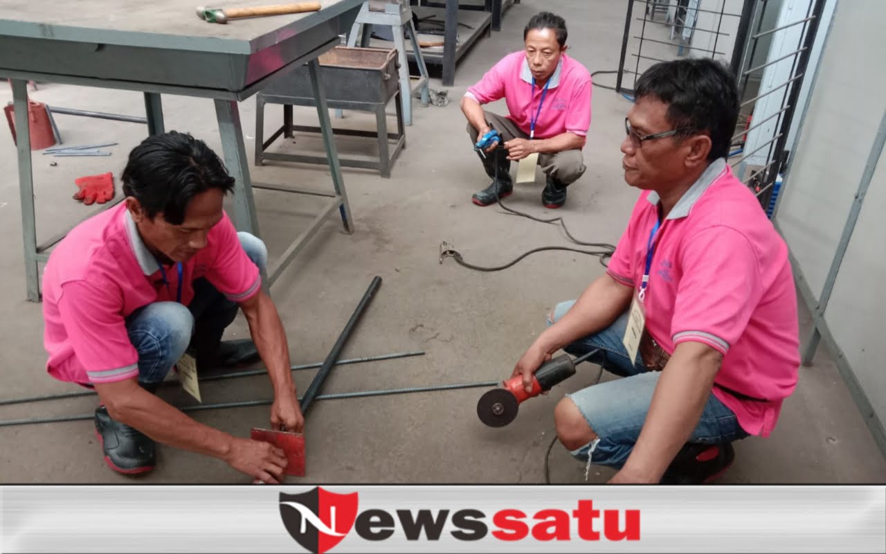 Babinsa Kodim 0402 OKI bersama Warga Sungai Ceper Belajar Pandai Besi