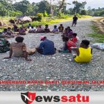 Babinsa Mamberamo Karya Bakti Bersihkan Jalan Kampung
