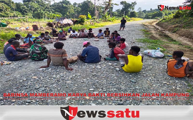 Babinsa Mamberamo Karya Bakti Bersihkan Jalan Kampung