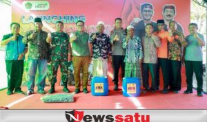 Bupati Baddrut Bagikan Langsung Bantuan Air Bersih Gratis di Pademawu 