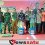 Bupati Baddrut Bagikan Langsung Bantuan Air Bersih Gratis di Pademawu 