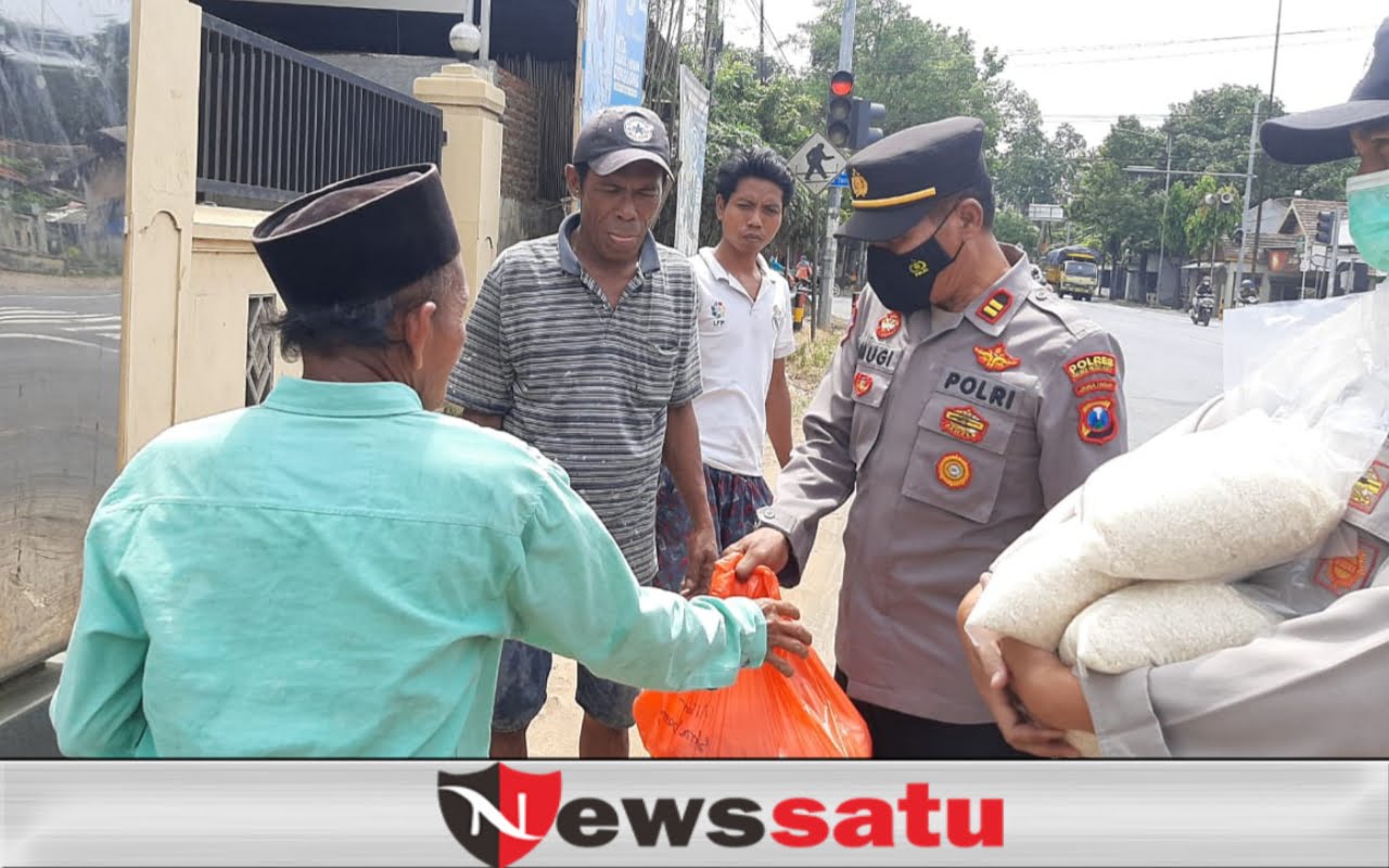 Polsek Tongas Gelar Kegiatan Bagi - Bagi Paket Sembako