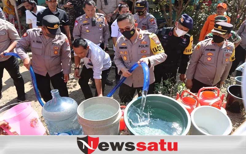 Rawan Kekeringan, Polres Bondowoso Distribusikan Air Bersih