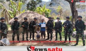 Satgas Yonmek 203 AK Bagikan Sembako Ke Rumah Warga Di Papua
