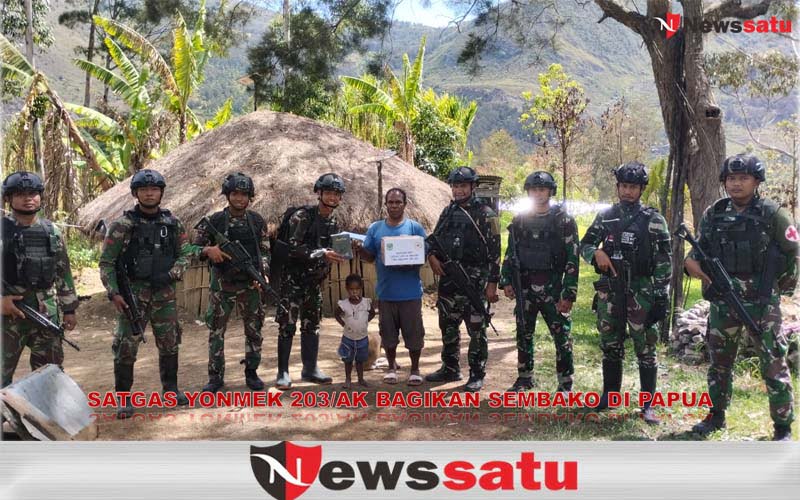 Satgas Yonmek 203 AK Bagikan Sembako Ke Rumah Warga Di Papua