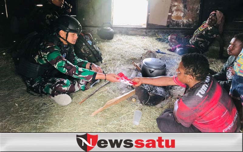 Satgas Yonmek 203/Arya Kemuning Komsos di Desa Balingga