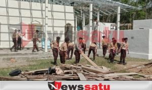Anggota Pramuka Bantu Langsir Material Bangunan Rehab Masjid