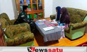 Anggota Satgas Tulus Ikhlas Berikan Pelajaran Kepada Murid Kelas 5 SD 