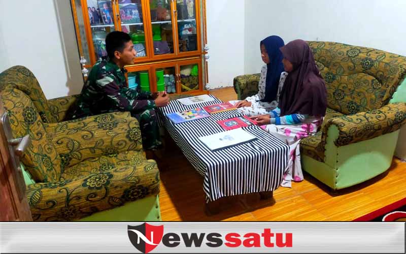 Anggota Satgas Tulus Ikhlas Berikan Pelajaran Kepada Murid Kelas 5 SD 