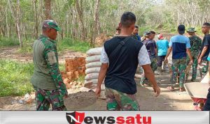Satgas TMMD Ke-115 Bahu Membahu dengan Masyarakat Bangun Jembatan