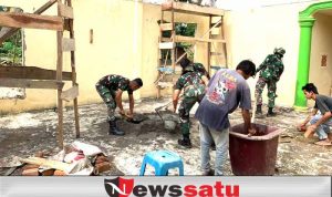 Tim Satgas TMMD 115 Bersama Warga Rehab Masjid Baitul Mutaqin