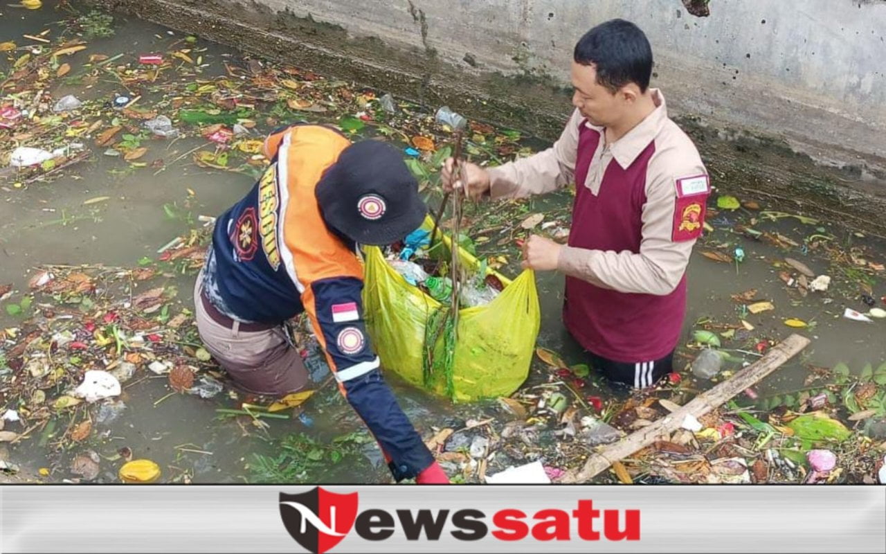 Wabup dan Masyarakat Bersihkan Sungai Perkotaan Pamekasan