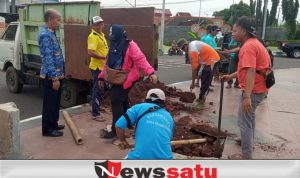 Anggota DPRD Minta DLH Perbaiki Jalan Trotoar Gladser Yang Ambrol