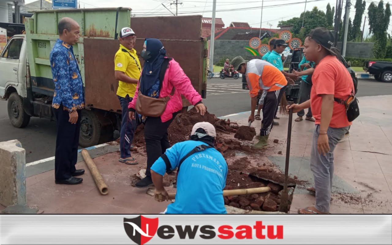 Anggota DPRD Minta DLH Perbaiki Jalan Trotoar Gladser Yang Ambrol