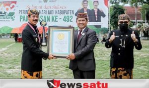 Bupati Baddrut Dianugerahi Penghargaan pada Puncak Harjad Pamekasan 2022