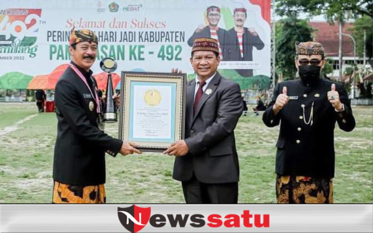 Bupati Baddrut Dianugerahi Penghargaan pada Puncak Harjad Pamekasan 2022