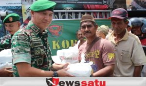 Kodim 0402 OKI Bagikan Ratusan Nasi Kotak Kepada Tukang Becak