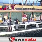 Wisatawan Nikmati Suasana Laut Probolinggo Dengan Kapal Pinisi