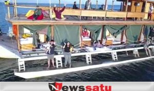 Wisatawan Nikmati Suasana Laut Probolinggo Dengan Kapal Pinisi