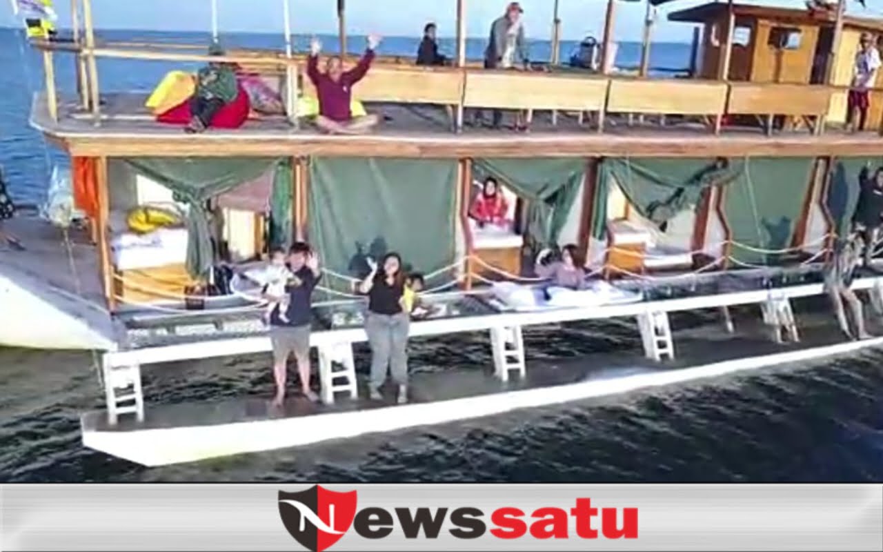 Wisatawan Nikmati Suasana Laut Probolinggo Dengan Kapal Pinisi