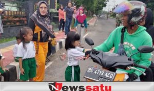Ajarkan Anak-Anak Berbagi, TK Kartika Kodim 0402 OKI Bagi Puluhan Nasi Kotak