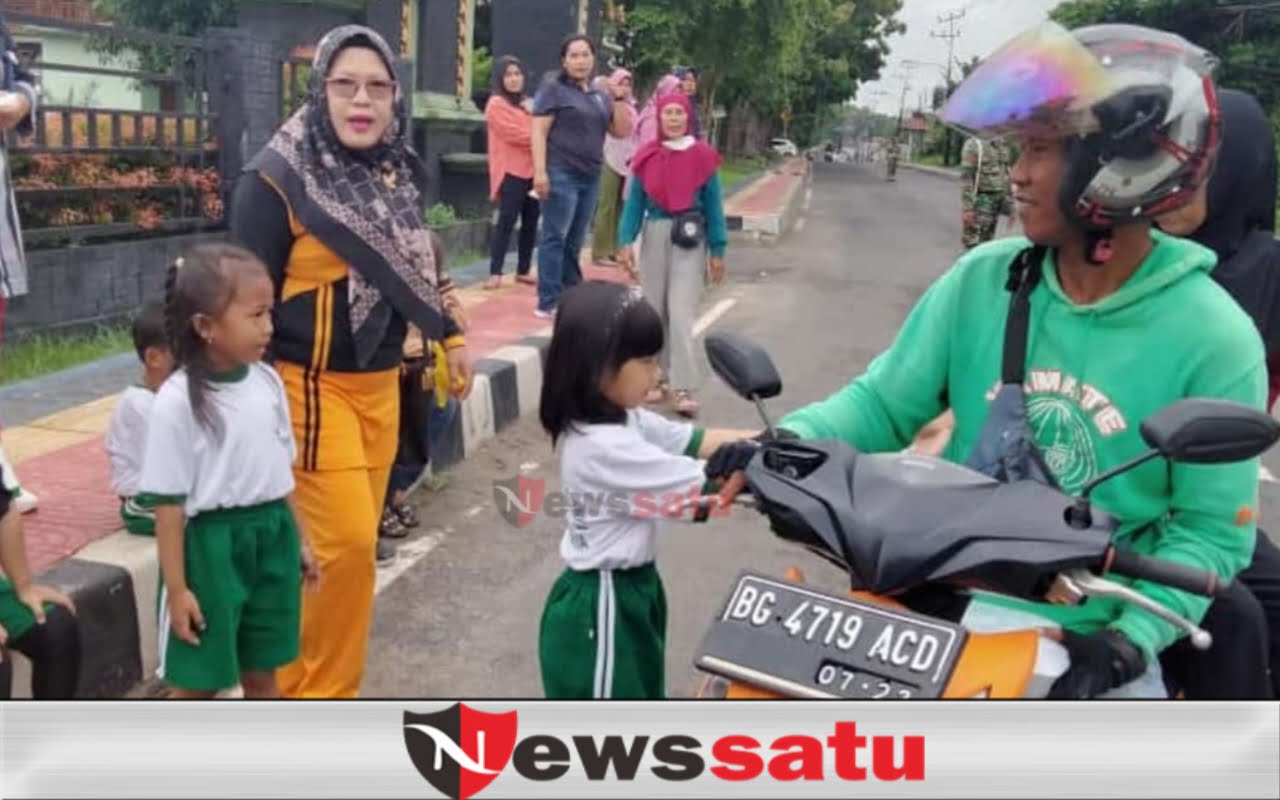 Ajarkan Anak-Anak Berbagi, TK Kartika Kodim 0402 OKI Bagi Puluhan Nasi Kotak