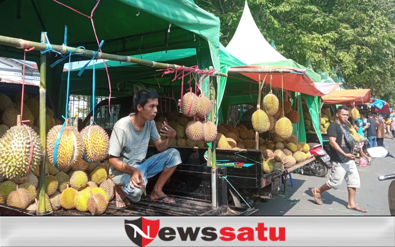 Aroma Buah Durian Merebak Di Alun-alun Kota Probolinggo