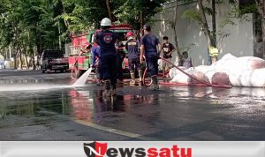 Mobil Muatan Cabe, Apes Terguling di Kota Probolinggo