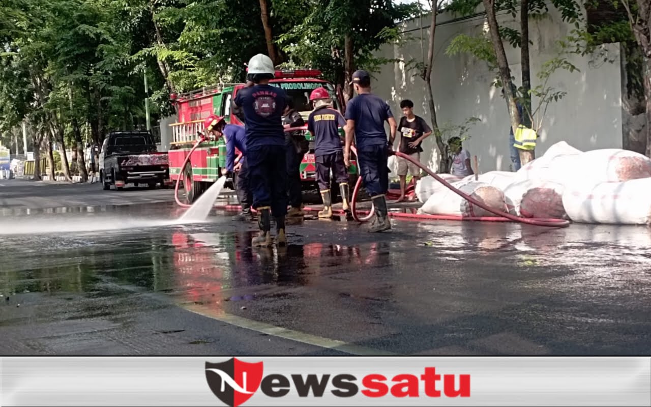 Mobil Muatan Cabe, Apes Terguling di Kota Probolinggo