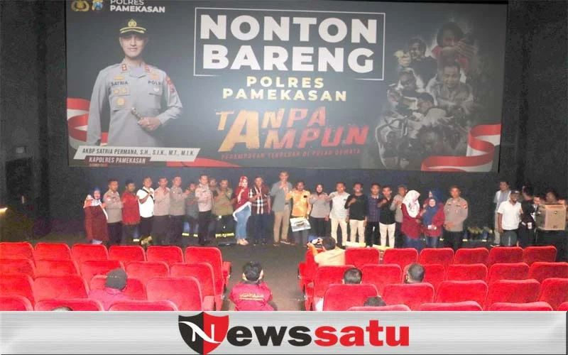 Kapolres Pamekasan Bersama Awak Media Nobar Di Bioskop