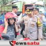 Polres Probolinggo Kota Bagi-bagi Helem Ke Pengendara