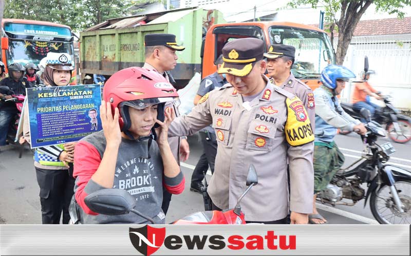 Polres Probolinggo Kota Bagi-bagi Helem Ke Pengendara