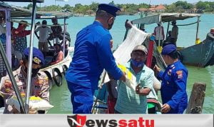 Satuan Polaiarud Polres Sumenep Bagikan Sembako Ke Nelayan Satuan Polaiarud Polres Sumenep Bagikan Sembako Ke Nelayan