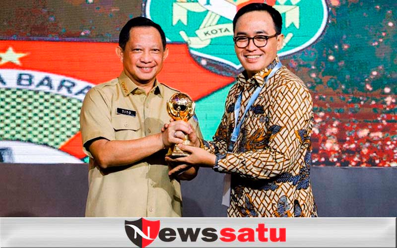 Berikan Pelayanan Kesehatan Gratis, Bupati Pamekasan Menerima Penghargaan UHC