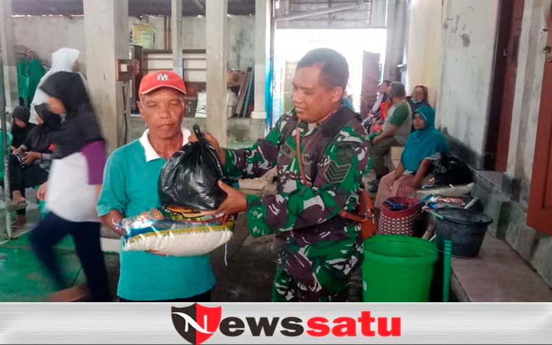Jelang Ramadhan, Babinsa Kodim Klungkung Bagi-Bagi Sembako