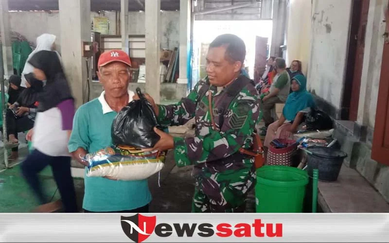 Jelang Ramadhan, Babinsa Kodim Klungkung Bagi-Bagi Sembako